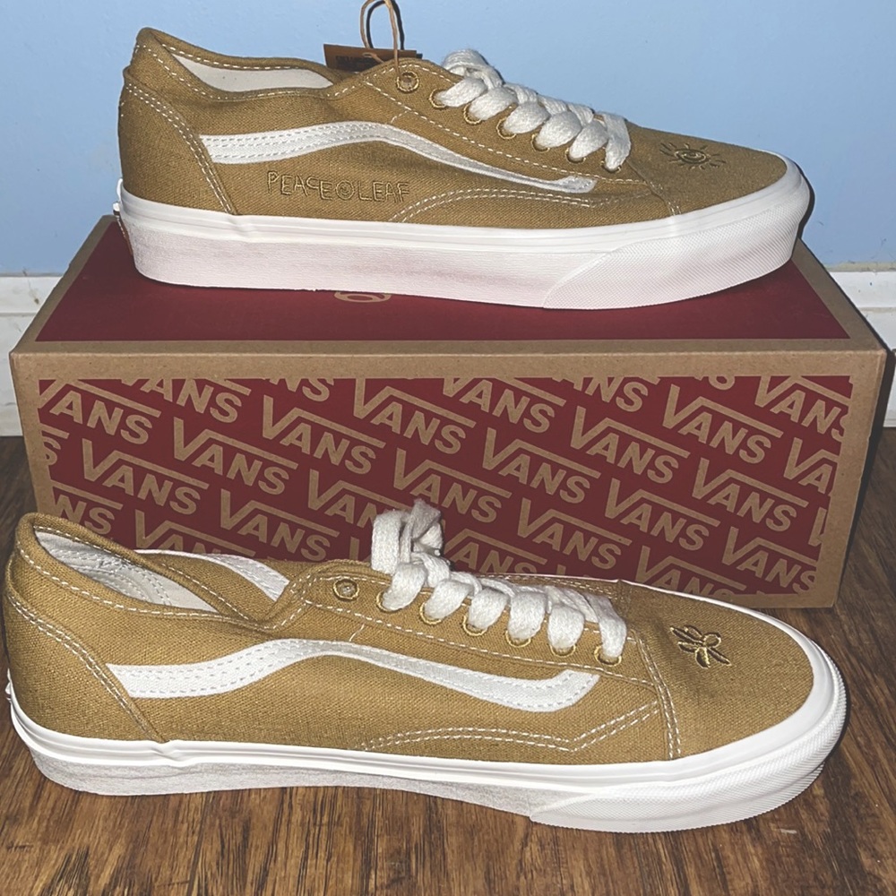 Old Skool Tale (eco theory) Vans off the wall. Size 8.0 men and 9.5 women’s.